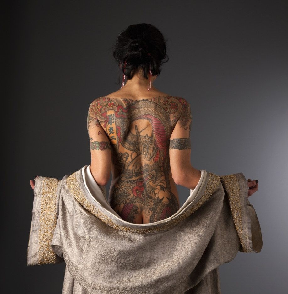 Татуировка якудза на спине девушка дракон